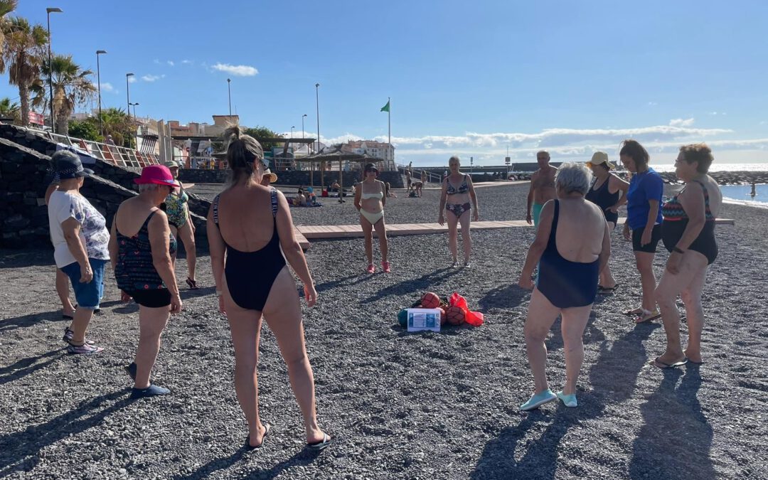 Actividad de personas mayores en la playa